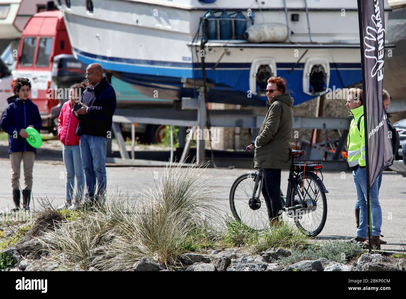 IJmuiden, pays-Bas. 05e mai 2020. IJMUIDEN, 05-05-2020, Drukte op strand dolfijn IJmuiden, Haven IJmuiden, dolfijn kijkers. Plage surpeuplée, observateurs de dauphins, Port IJmuiden, crédit: Pro Shots/Alamy Live News Banque D'Images