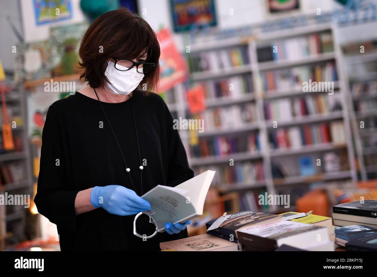 Turin, Italie. 05e mai 2020. TURIN, ITALIE - 05 mai 2020 : un vendeur de livres travaille à l'intérieur de la librairie 'Trebisonda'. Pendant la phase deux (2), les Italiens sont autorisés à retourner au travail, à voir leurs parents, à faire des activités de sports de plein air. La région du Piémont a permis la réouverture des librairies le 4 mai. (Photo de Nicolò Campo/Sipa USA) crédit: SIPA USA/Alay Live News Banque D'Images