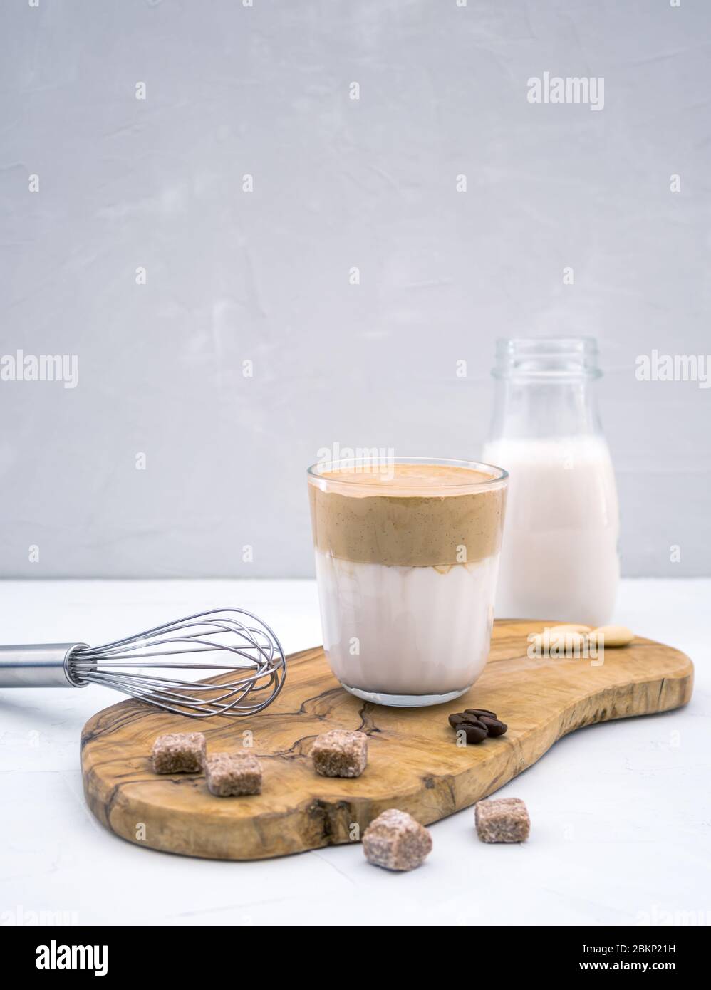 Café coréen fait maison Dalgona à base de lait d'amande et de sucre de canne. Banque D'Images