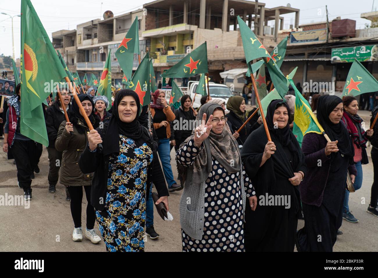 Un rallye pro-YPG/YPJ sur la rue principale de Rumeilan dans le nord-est de la Syrie. Banque D'Images