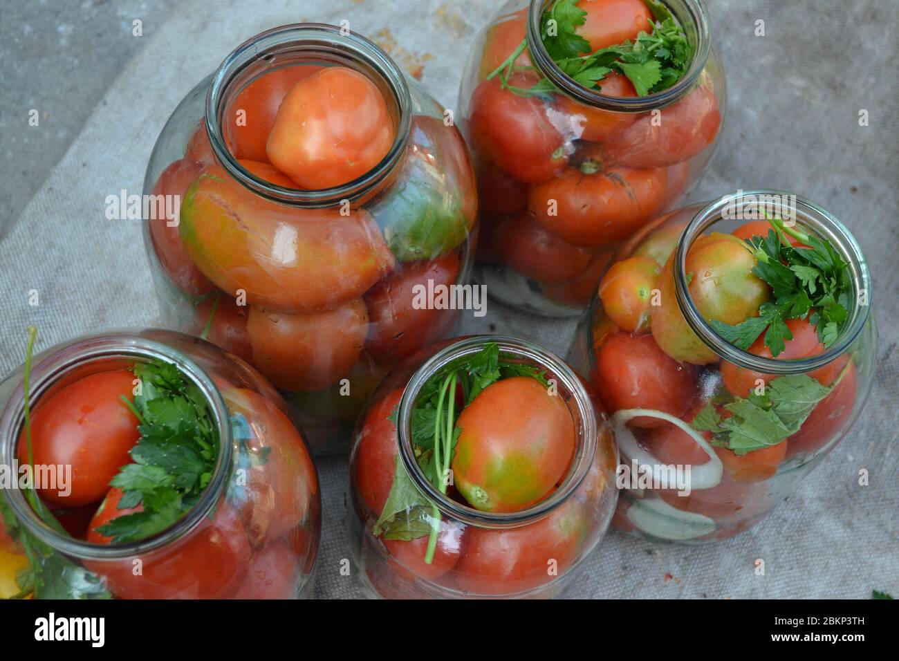 Plats faits maison. Produits naturels du jardin. Des blancs pour l'hiver. Tomates rouges et jaunes en pots. Poivre. Épices Banque D'Images