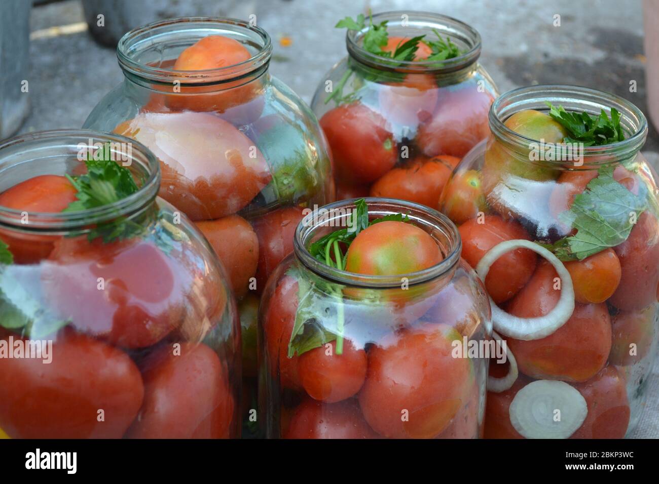 Plats faits maison. Produits naturels du jardin. Village. Des blancs pour l'hiver. Mariné. Tomates rouges et jaunes en pots. Poivre. Épices Banque D'Images