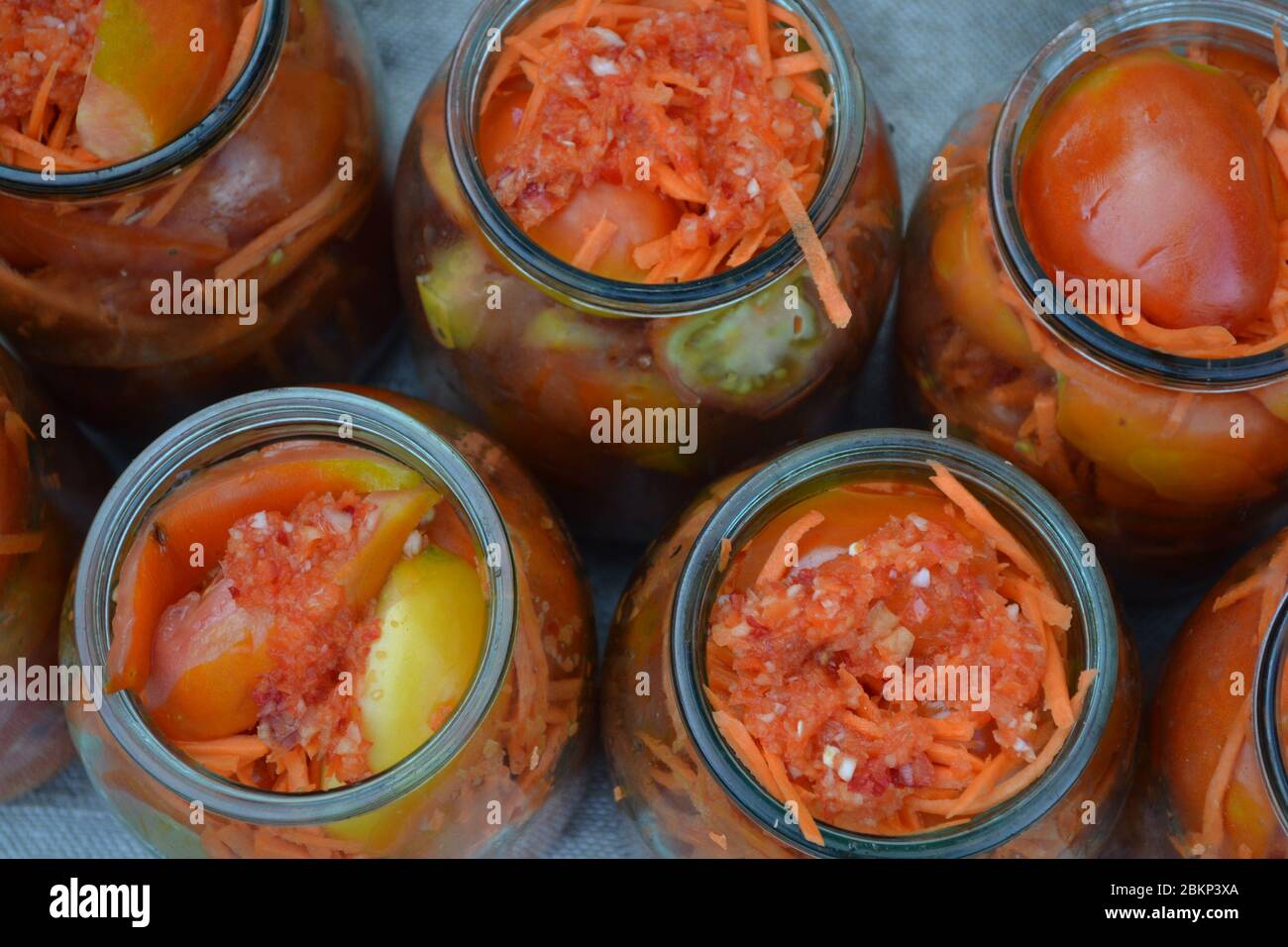 Conservation. Plats faits maison. Produits naturels du jardin. Savoureux et sain. Blancs. Tomates marinées. Carotte râpée, tomates rouges et jaunes i Banque D'Images