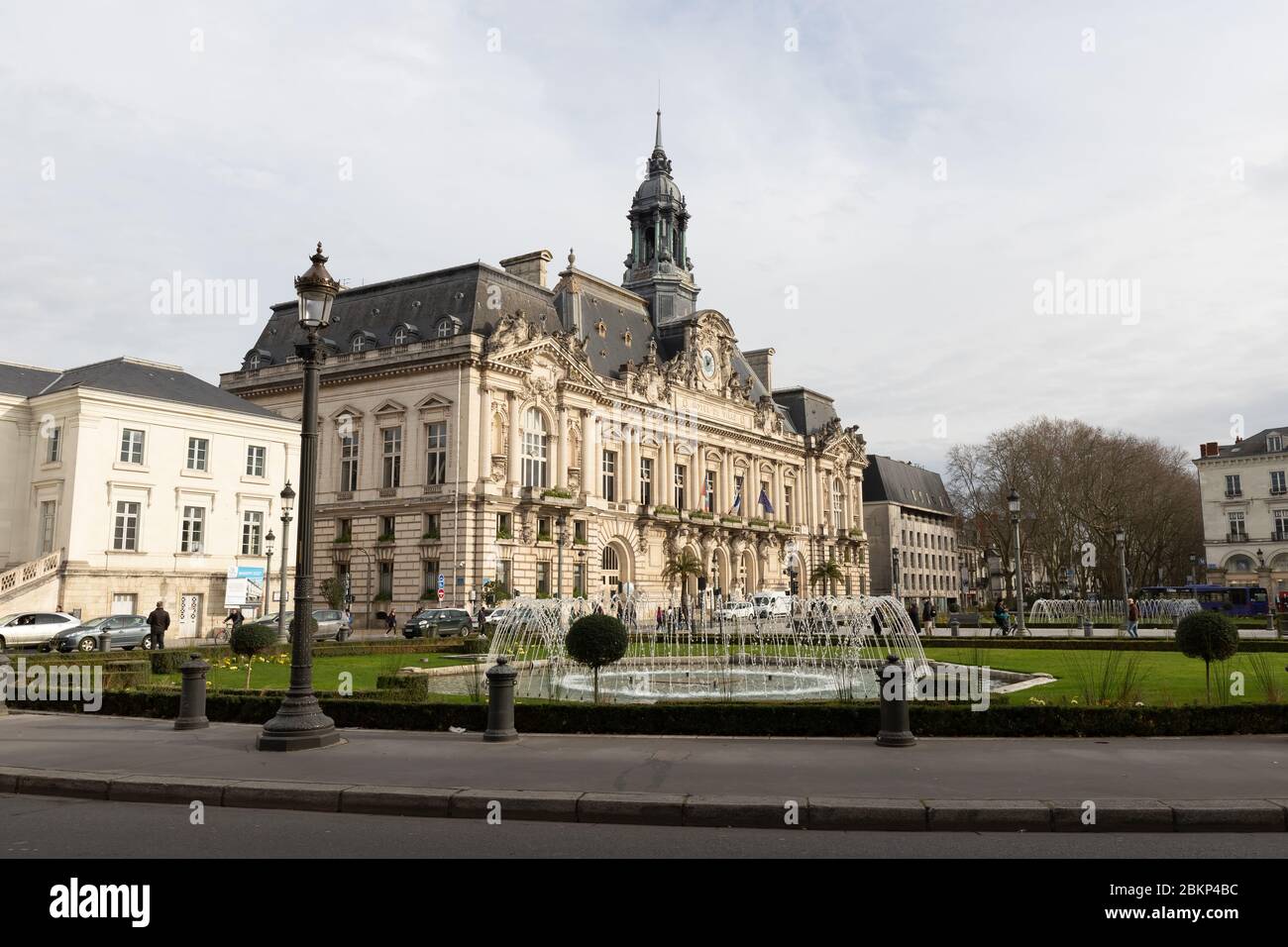 Tours, France - 8 février 2020: Les gens marchant devant le Palais de Justice (Cour de Justice) un jour d'hiver dans le centre-ville Banque D'Images