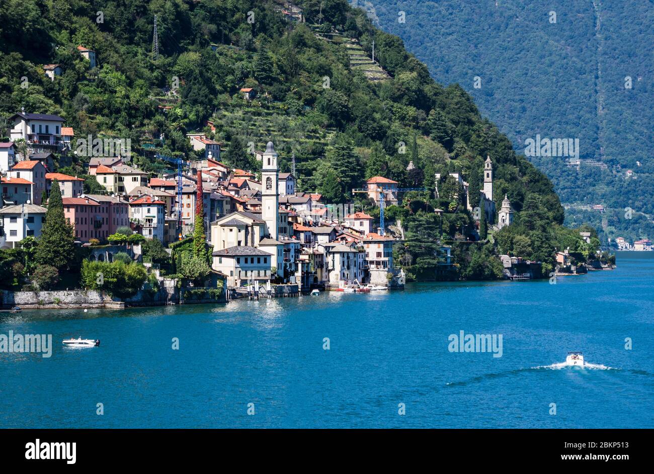 Vue panoramique sur le lac de Côme et un ancien village de pêcheurs.Italie Banque D'Images