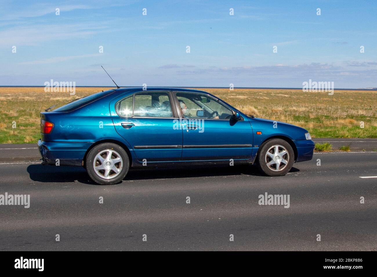 1999 bleu Nissan Primera SLX Auto; véhicules mobiles pour la circulation routière, conduite de véhicules sur les routes britanniques, moteurs, conduite sur la route côtière, Southport Merseyside UK Banque D'Images