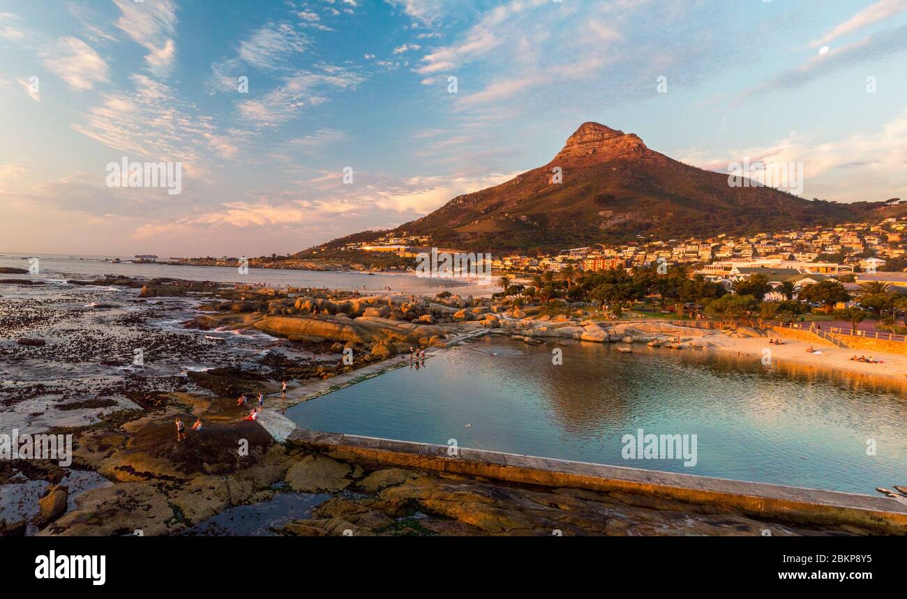 Vue aérienne de la piscine à marée de camps Bay et de la montagne Lions Head, le Cap, Afrique du Sud Banque D'Images