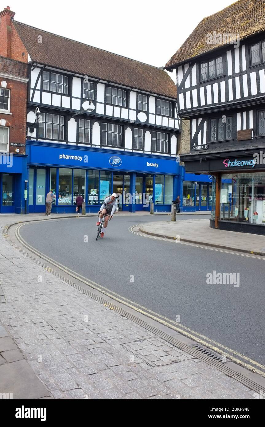 Un cycliste isolé traverse des rues habituellement congestionnées à Salisbury pendant le confinement du coronavrus en mai 2020. Banque D'Images