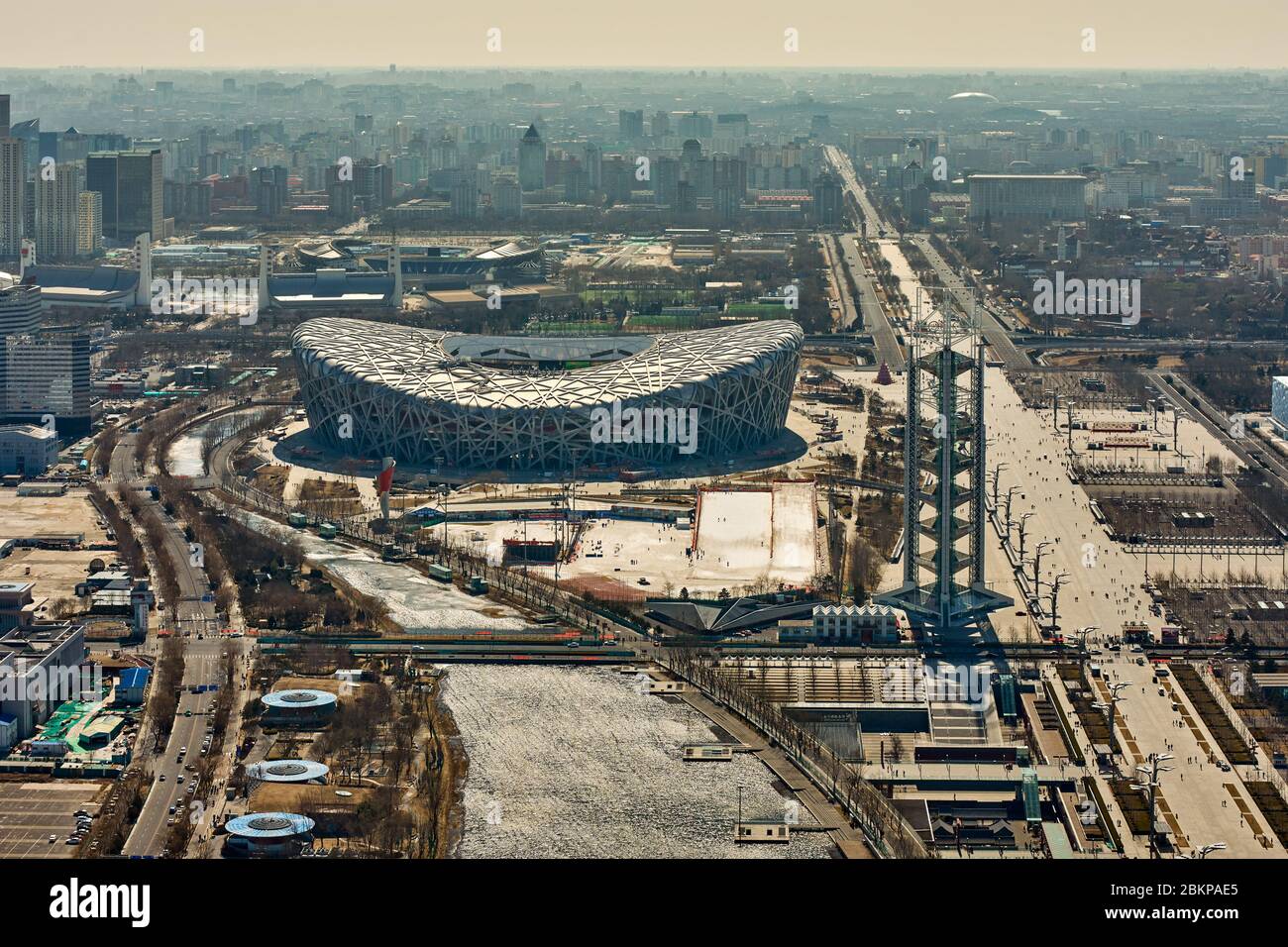 Pékin / Chine - 20 février 2016 : vue de la Nest des oiseaux et du centre-ville de Beijing depuis la Tour d'observation du Parc olympique de Beijing, Chine Banque D'Images