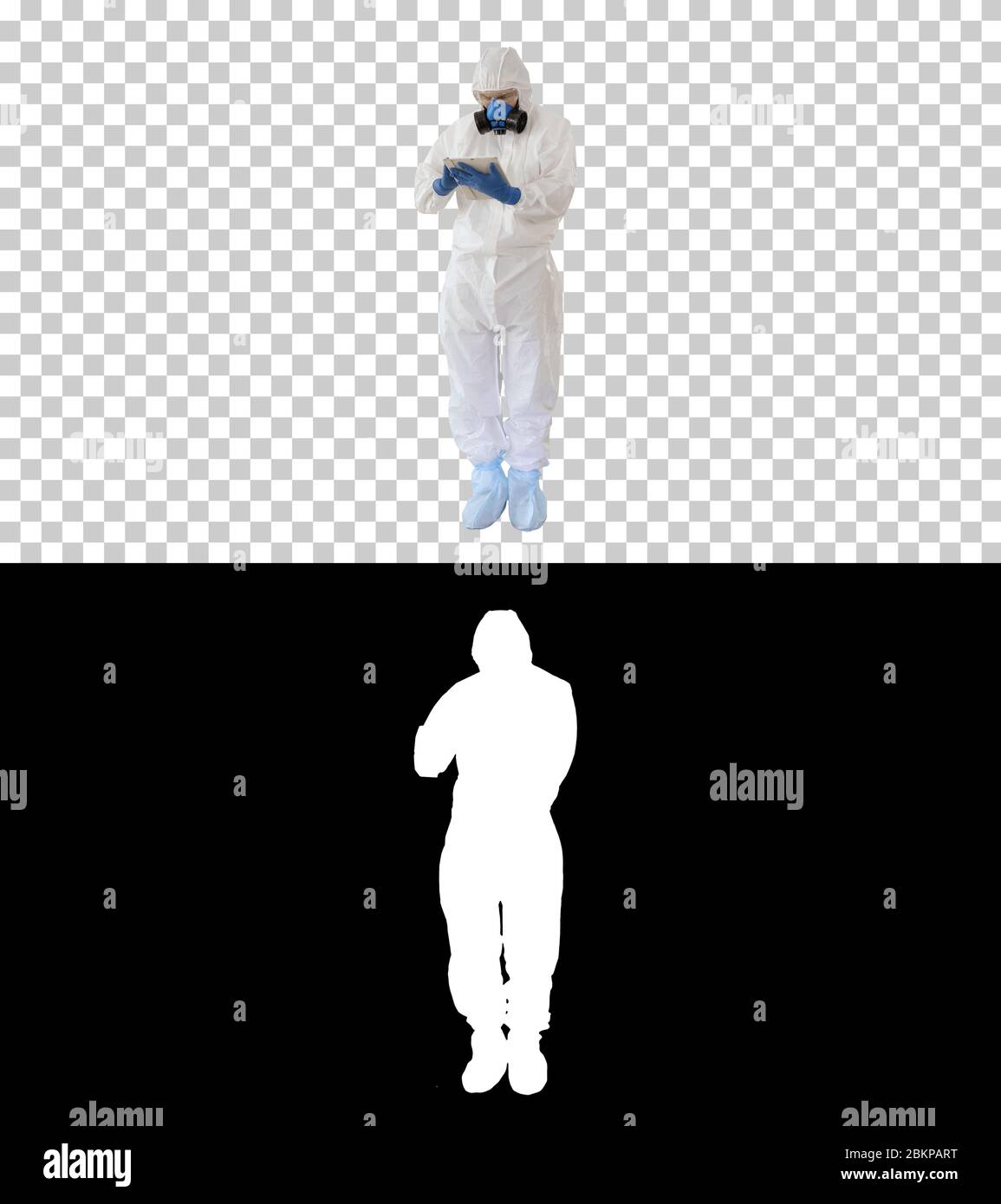 Médecin de sexe masculin en costume de protection utilisant une tablette numérique, Alpha Channel Banque D'Images