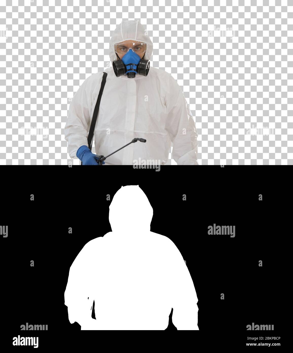 Désinfectant marchant avec réservoir de liquide antiviral regardant à l'appareil photo, Alpha Channel Banque D'Images