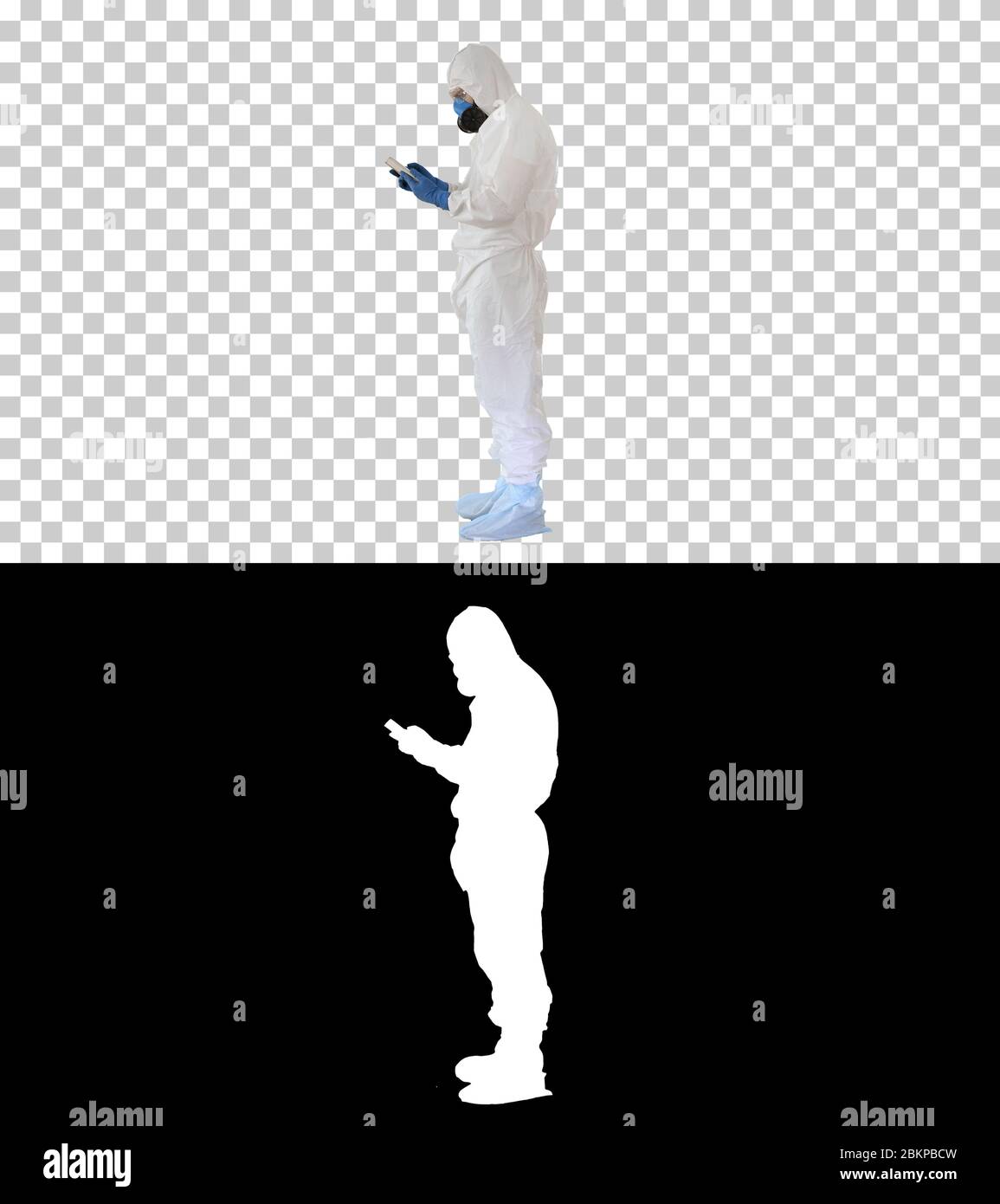 Médecin en costume de protection avec tablette numérique, concept Covid-19, Alpha Channel Banque D'Images