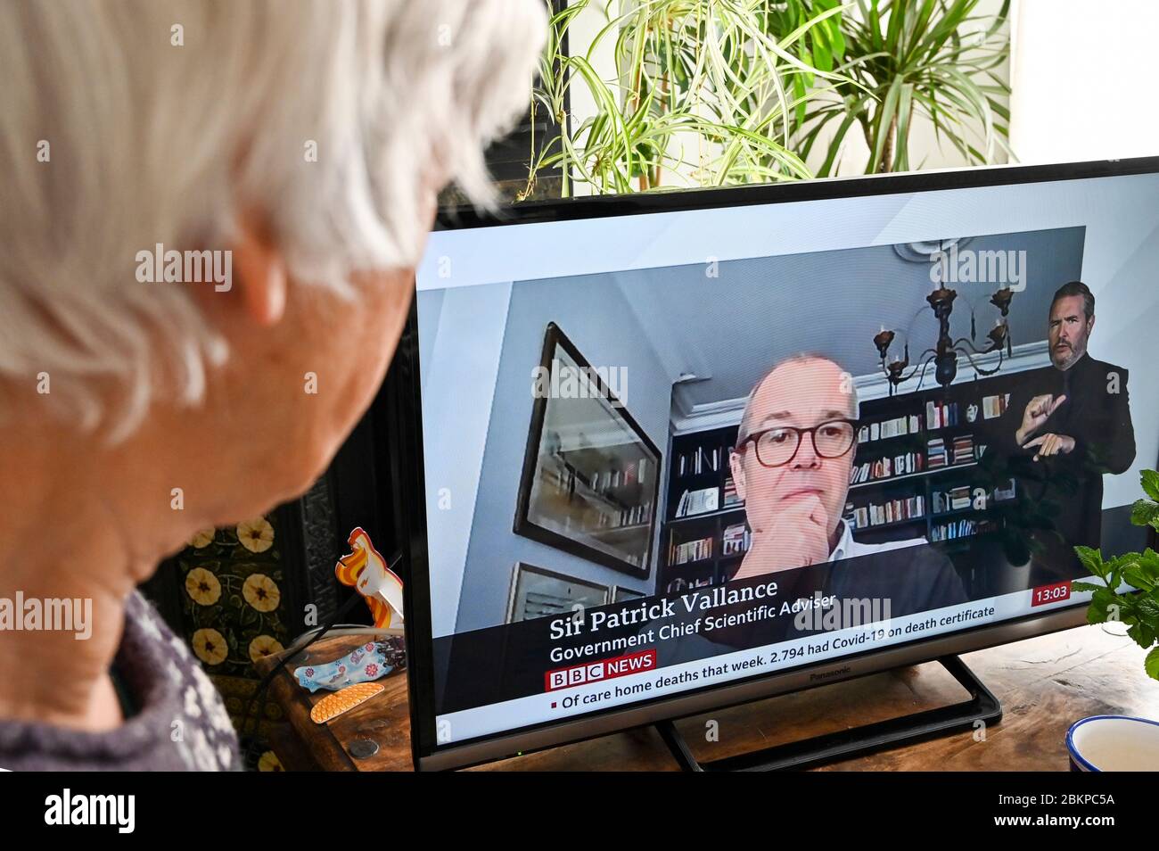 Sir Patrick Valance, directeur scientifique du gouvernement, interrogé à domicile au sujet de Covid-19 après avoir déclaré que davantage de tests auraient signifié moins de décès. Banque D'Images