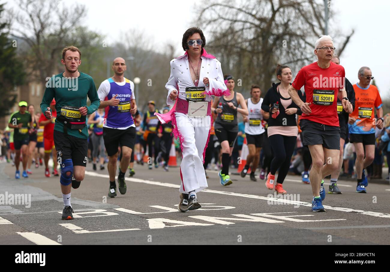 Un impersonateur Elvis Presley qui s'exécute dans les années 70, un combinaison Elvis participe au marathon de Brighton en 2018. Photo James Boardman Banque D'Images