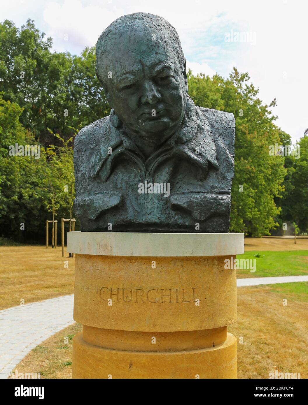 Buste ou statue de Sir Winston Churchill à son lieu de naissance, Blenheim Palace, Woodstock, Oxfordshire, Angleterre, Royaume-Uni Banque D'Images