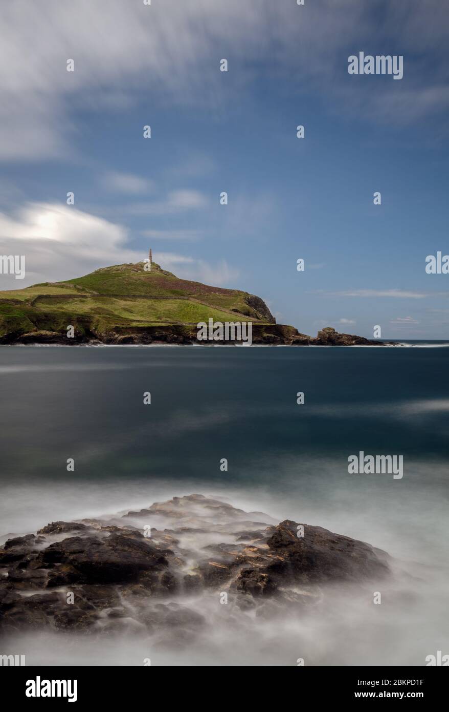 Cap Cornwall vu de la fin de la vallée de Kenidjack, regardant à travers Porth Ledden avec des rochers de premier plan accentués par le mouvement flou de l'eau blanche Banque D'Images