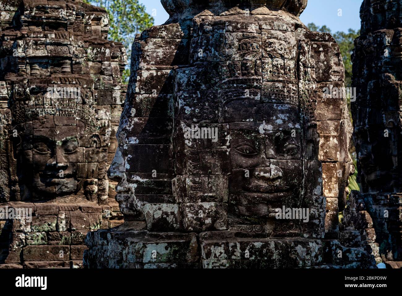 Faces en pierre au temple de Bayon, complexe du temple d'Angkor Wat, Siem Reap, Cambodge. Banque D'Images