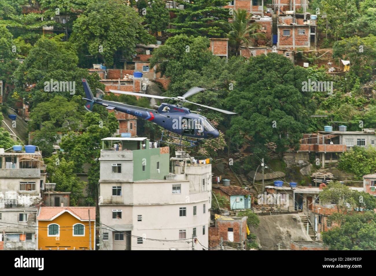 OPÉRATION DE POLICE À RIO FAVELA Banque D'Images