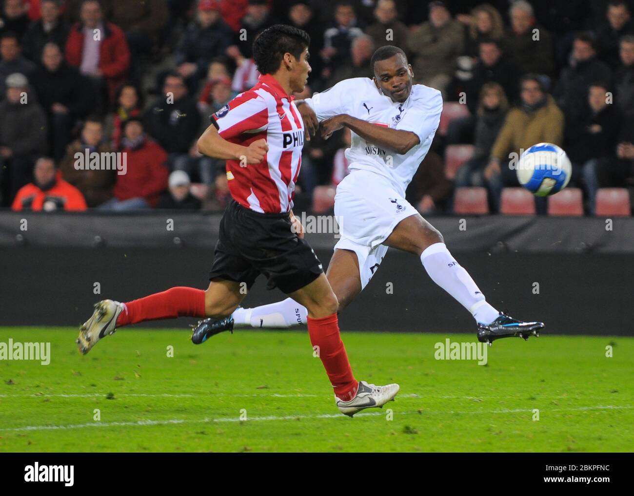 EINDHOVEN, PAYS-BAS. MARS 12: Pascal Chimbonda de Tottenham Hotspur pendant la coupe UEFA ronde de 16 deuxième jambe entre le PSV Eindhoven et Tottenham Hotsp Banque D'Images