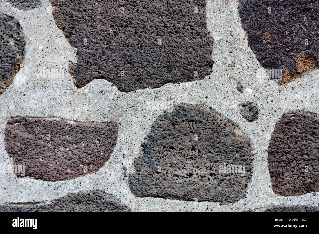 Ancien mur à Reykjavik, Islande, Maison en pierres volcaniques rondes de lave. Banque D'Images