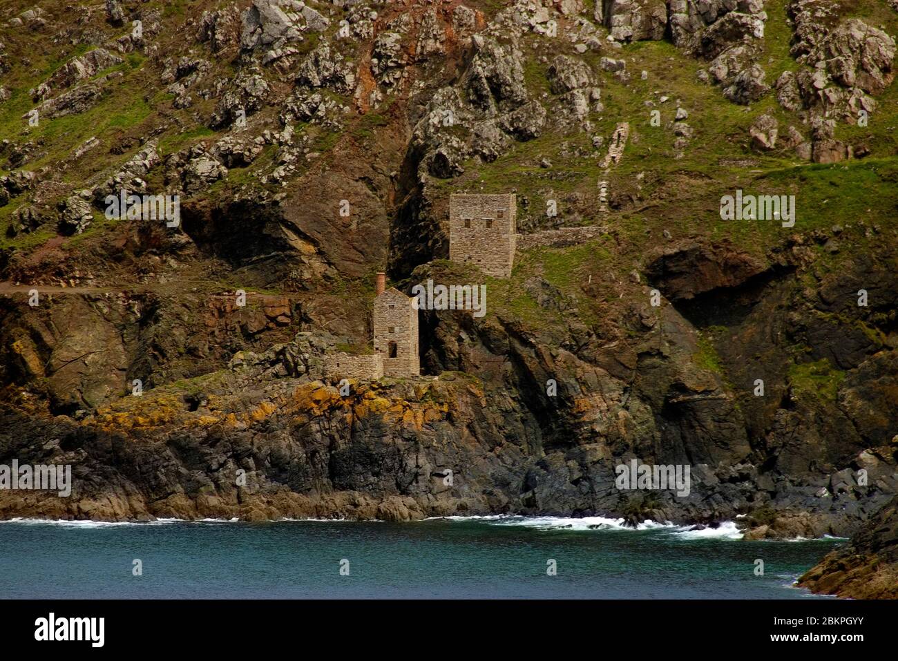 Vue sur les ruines des mines d'étain Crown sur la côte nord de Cornish. Banque D'Images