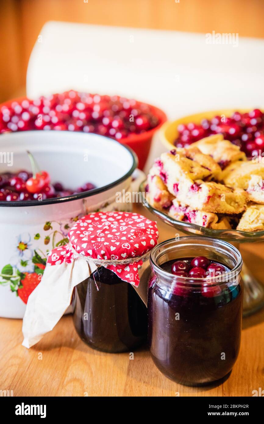 Pots De Confiture De Cerises D Ete Savoureuse Avec Gateau De Cerise Cuit Et Fond De Cerises Crues Photo Stock Alamy
