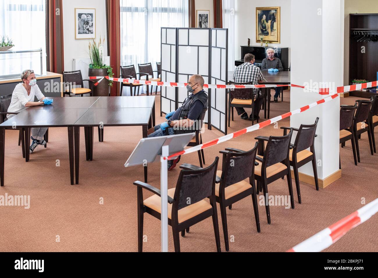 Essen, Allemagne. 05e mai 2020. Maria Schraa (r-l), responsable de maison de l'abbaye de Malte Saint Bonifatius, Matthias Sczepa, responsable de soins et le personnel Mario Mazzaglia et Christina Hanf sont assis pour la répétition dans des zones fermées séparées avec une distance sûre. Les résidents des maisons de retraite et de soins infirmiers du Rhin-Nord-Westphalie seront autorisés à revenir à partir de 10.05.2020 dans des conditions strictes. Crédit : Marcel Kusch/dpa/Alay Live News Banque D'Images