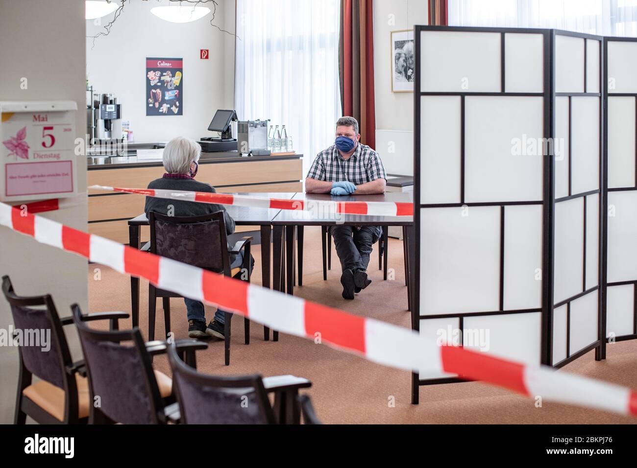 Essen, Allemagne. 05e mai 2020. Maria Schraa (l), responsable de maison de la maison de retraite de l'abbaye de Malte Saint Bonifatius et Matthias Sczepa (r), responsable de soins infirmiers, sont assis dans des zones séparées et fermées, avec une distance de sécurité pour la répétition. Les résidents des maisons de retraite et de soins infirmiers du Rhin-Nord-Westphalie seront autorisés à revenir à partir de 10.05.2020 dans des conditions strictes. Crédit : Marcel Kusch/dpa/Alay Live News Banque D'Images