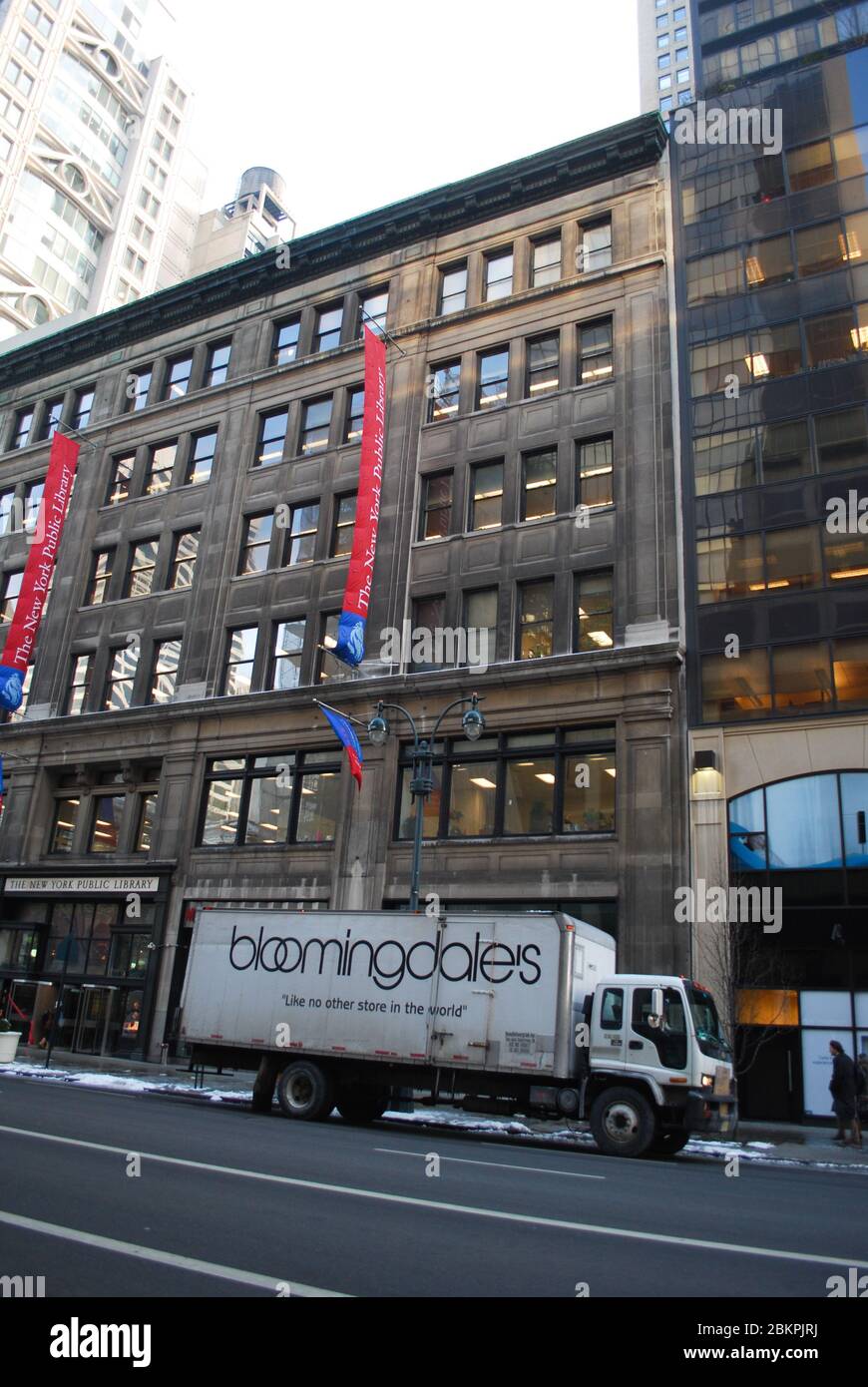New York public Library, 476 Fifth Avenue 42nd Street Entrance, New York, NY USA Bloomingdales Delivery Vehicle Banque D'Images
