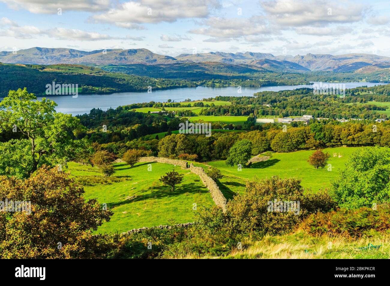 Vue d'Orrest Head dans le district du lac, sur Windermere jusqu'à Coniston Fells, Crinkle Crags, Bowfell et les Langdale Pikes. Banque D'Images