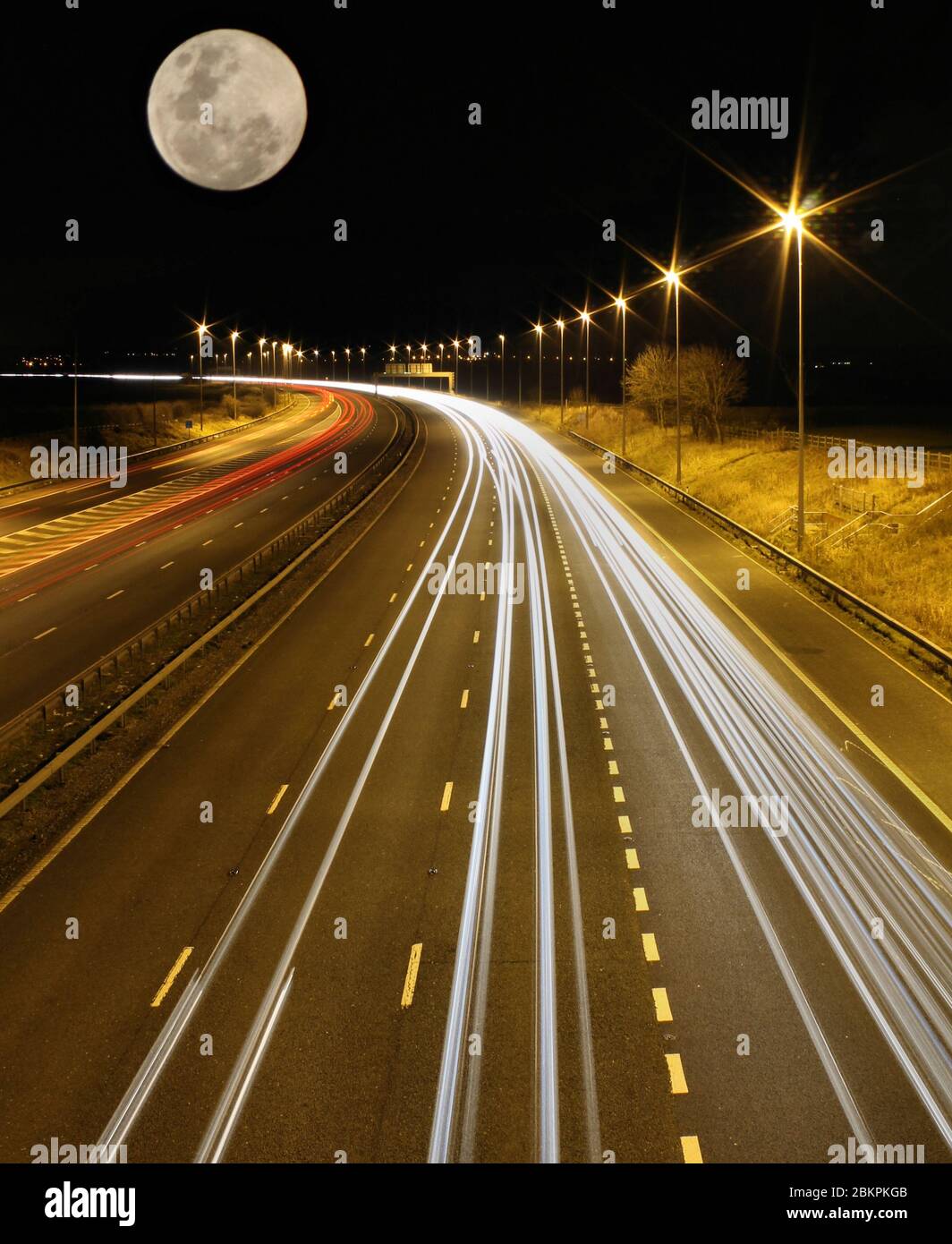 Moon and Road, route et feux de circulation sur l'autoroute M56 Ellesmere Port Banque D'Images