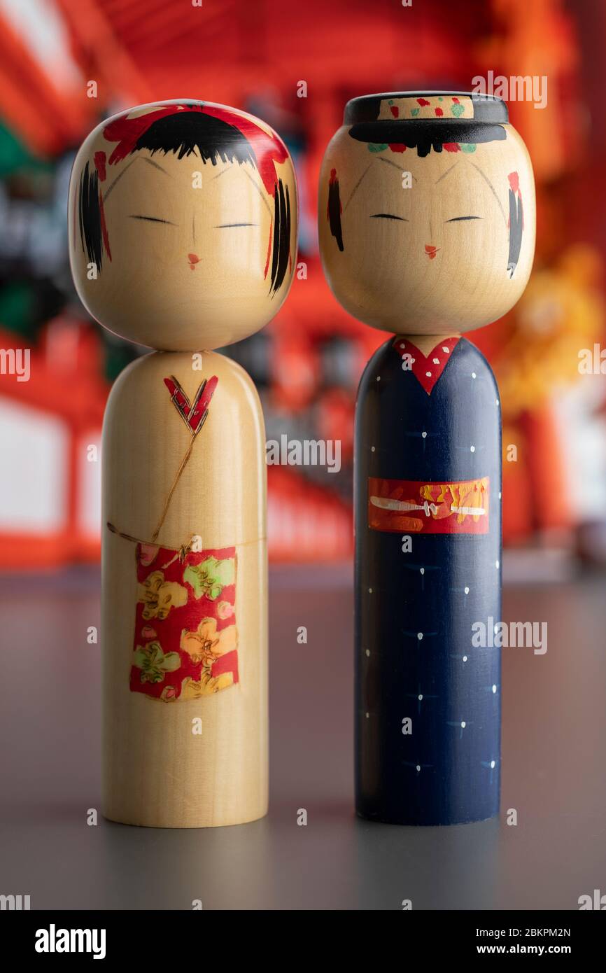 Paire de poupées traditionnelles en bois de kokeshi japonais Banque D'Images