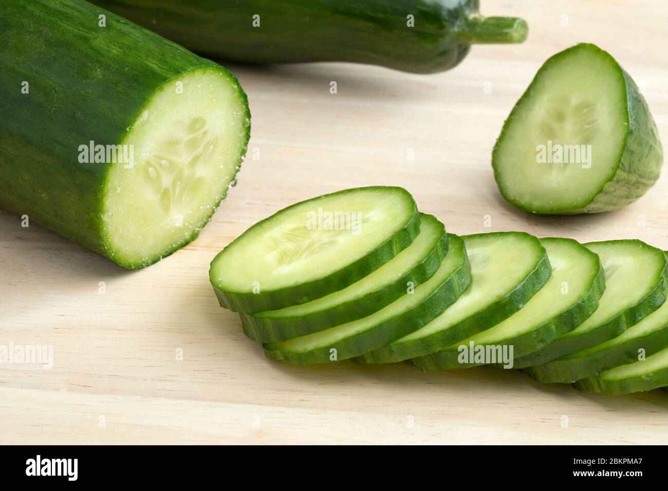 Concombre frais et tranches de vert coupé avec des graines juteuses Banque D'Images
