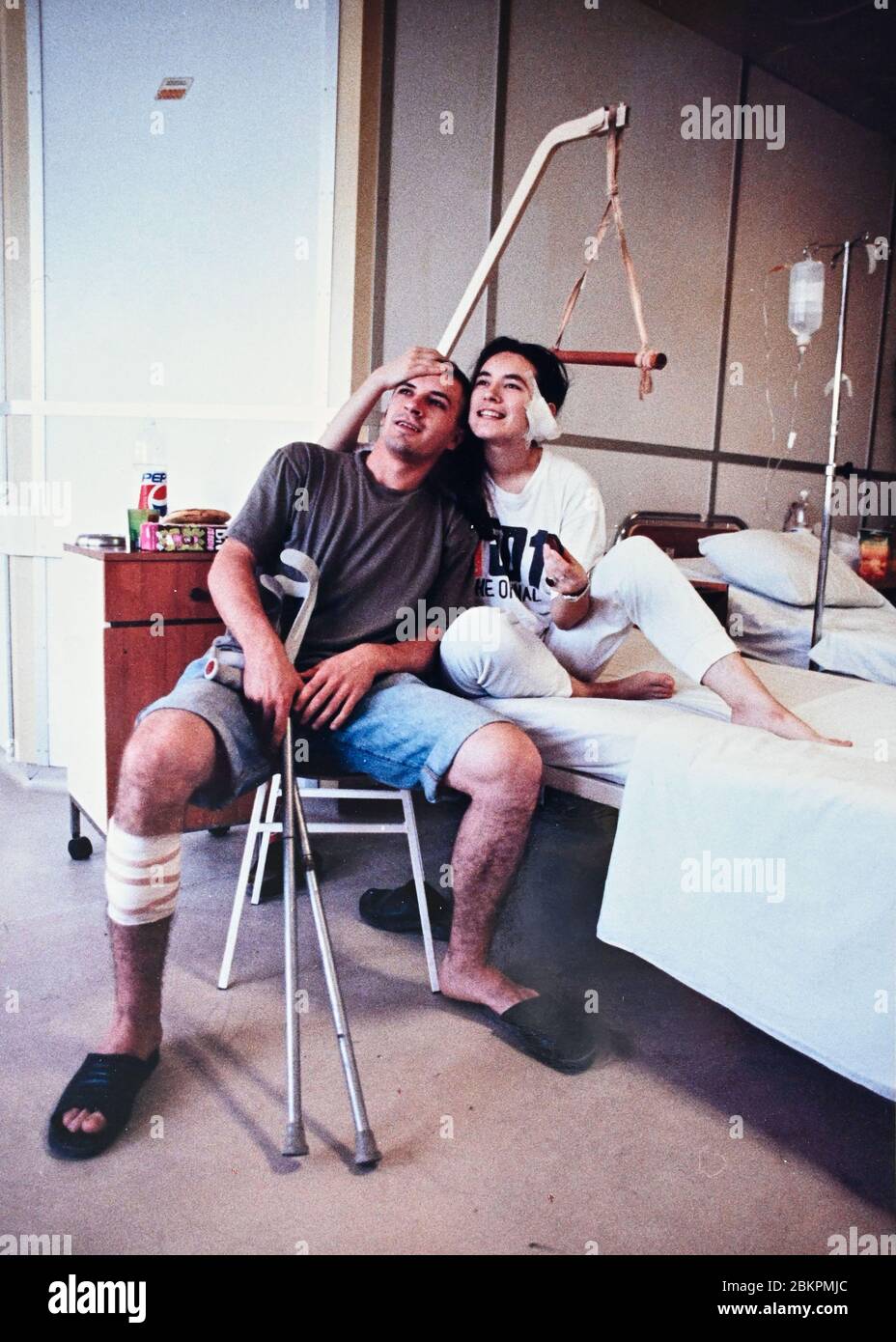 Bosnie 1993 près de Mostar pendant la guerre des Balkans - UNE jeune femme réconforte son petit ami qui avait été blessé dans le conflit Banque D'Images