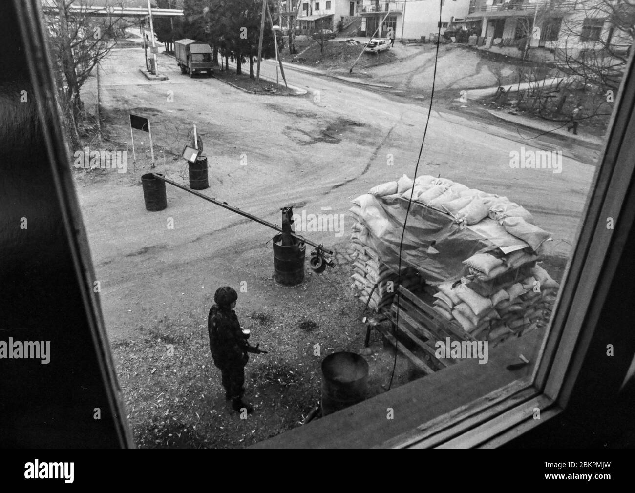 Bosnie 1993 près de Mostar pendant la guerre des Balkans - UN point de contrôle de sécurité Banque D'Images