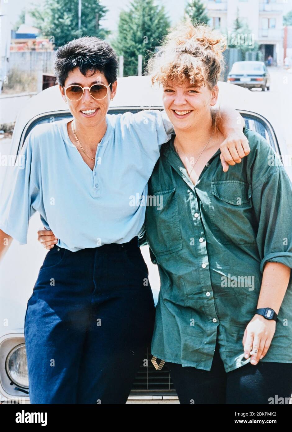 Bosnie 1993 près de Mostar pendant la guerre des Balkans - l'Ange de Mostar Sally Becker (à gauche) Photographie prise par Simon Dack Banque D'Images