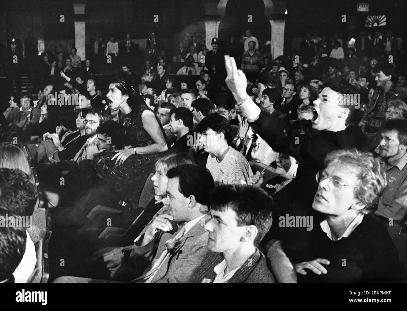 Foule de trublies à l'intérieur du Dome Brighton pendant la nuit des résultats des élections générales 1987 mai Photographie prise par Simon Dack Banque D'Images
