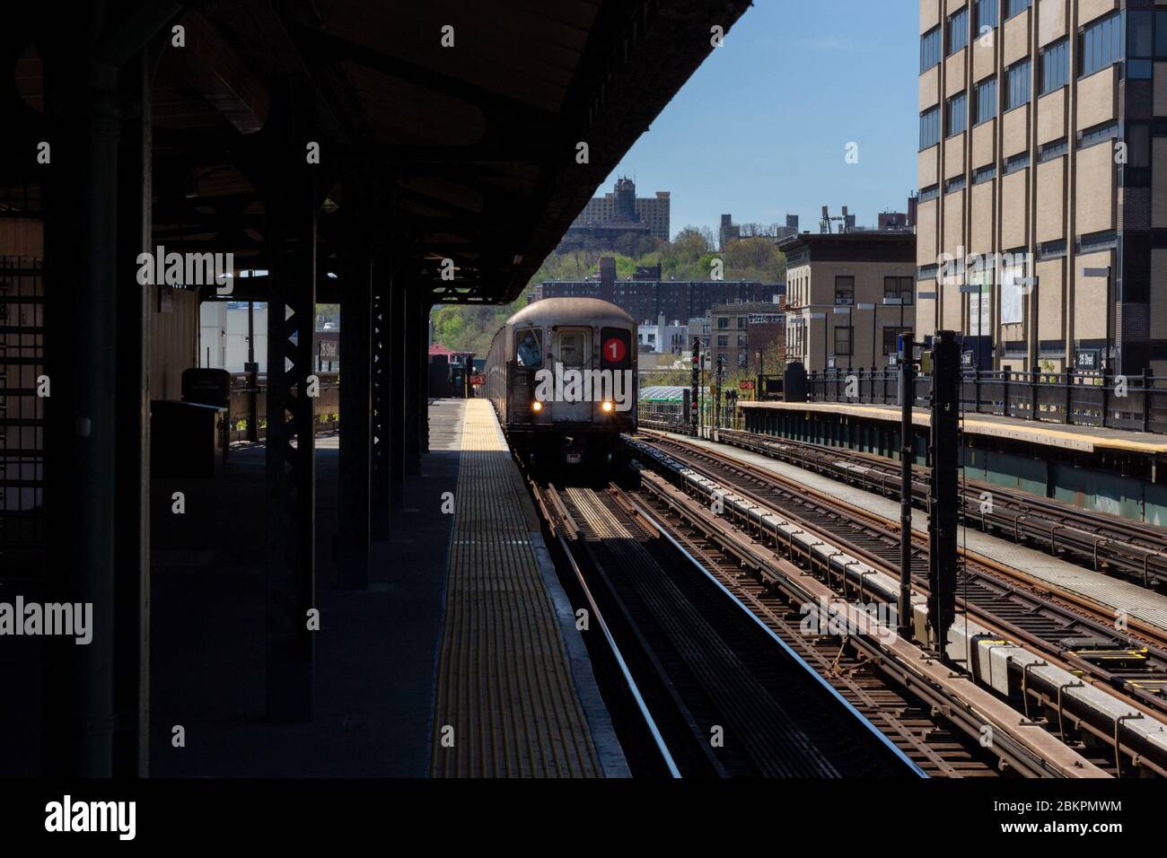 1 train entrant dans la 215e gare de rue à Inwood, Manhattan. C'est l'une des quelques stations de métro extérieures, la plupart dans les quartiers extérieurs. Banque D'Images