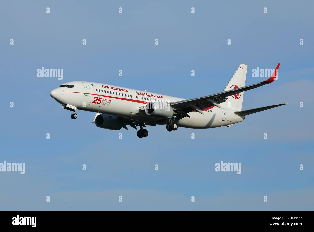 Boeing 737 descendant vers l'aéroport de Heathrow, près de Londres, Royaume-Uni. Banque D'Images