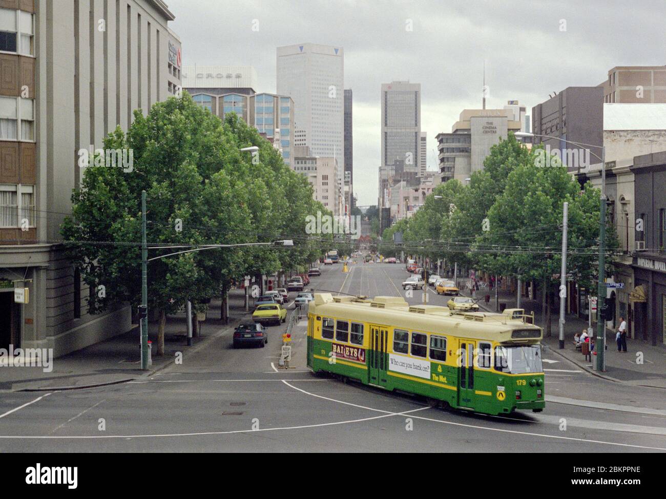 Un tramway qui se transforme en Bourke Street, Melbourne, Australie en décembre 1988. Banque D'Images