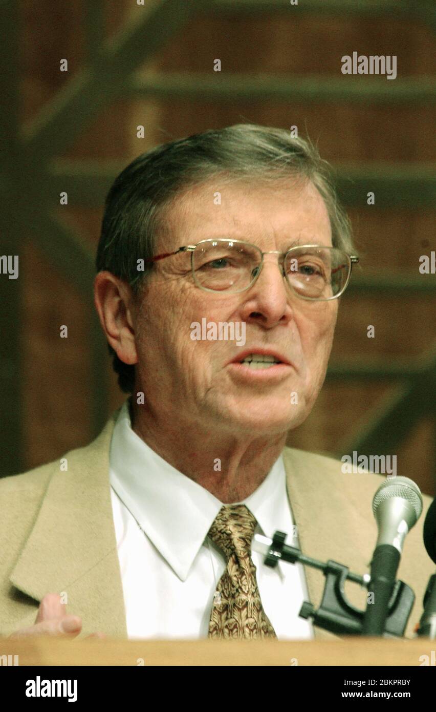 Washington, États-Unis d'Amérique. 05e février 2002. Le sénateur américain Pete V. Domenici (républicain du Nouveau-Mexique) interroge le directeur du Bureau de la gestion et du budget (BMO) Mitch Daniels lors d'une audition de la Commission budgétaire du Sénat américain à Capitol Hill à Washington, DC le 5 février 2002. Crédit : Ron Sachs/CNP | usage dans le monde crédit : actualités en direct de dpa/Alay Banque D'Images