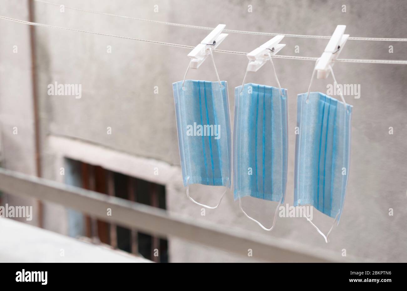 Masques chirurgicaux suspendus pour sécher au soleil Banque D'Images