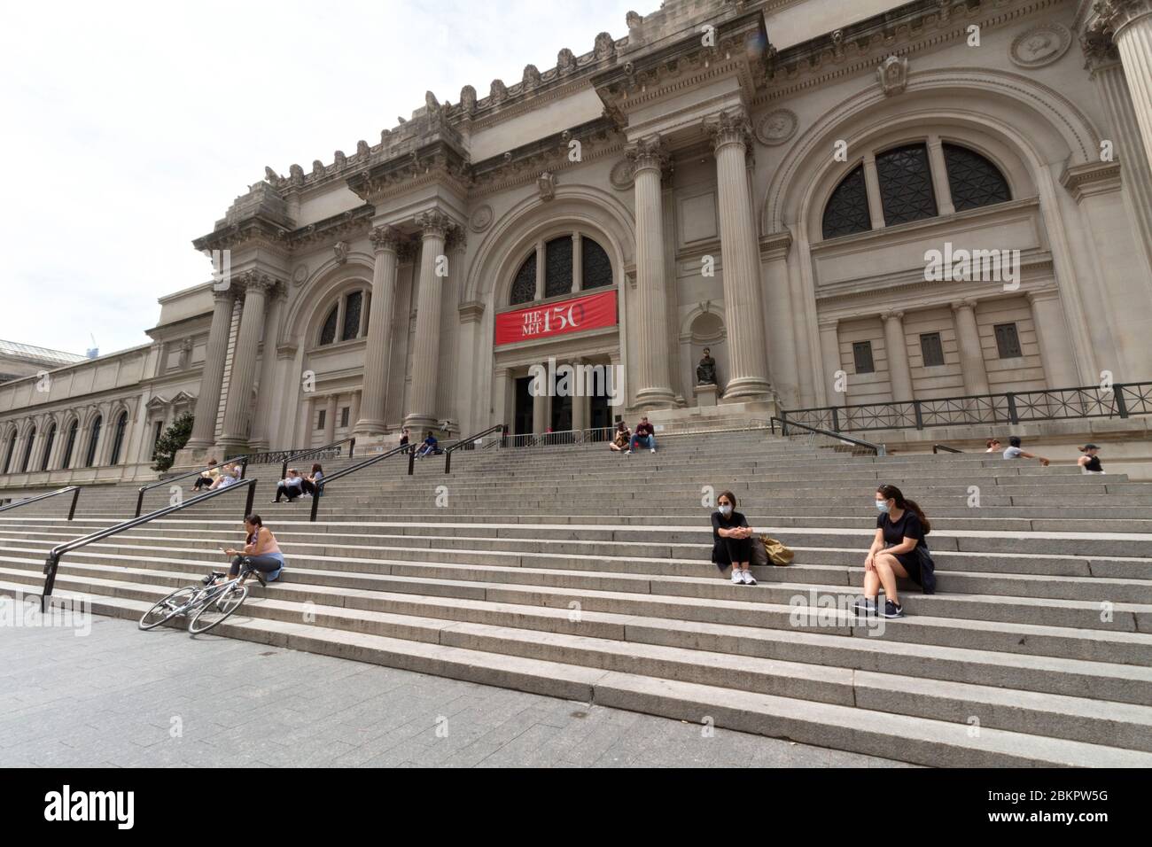 Les gens ont pris des distances sociales dans des masques sur les escaliers du Metropolitan Museum of Art, un week-end pendant la pandémie du coronavirus ou du covid-19 Banque D'Images