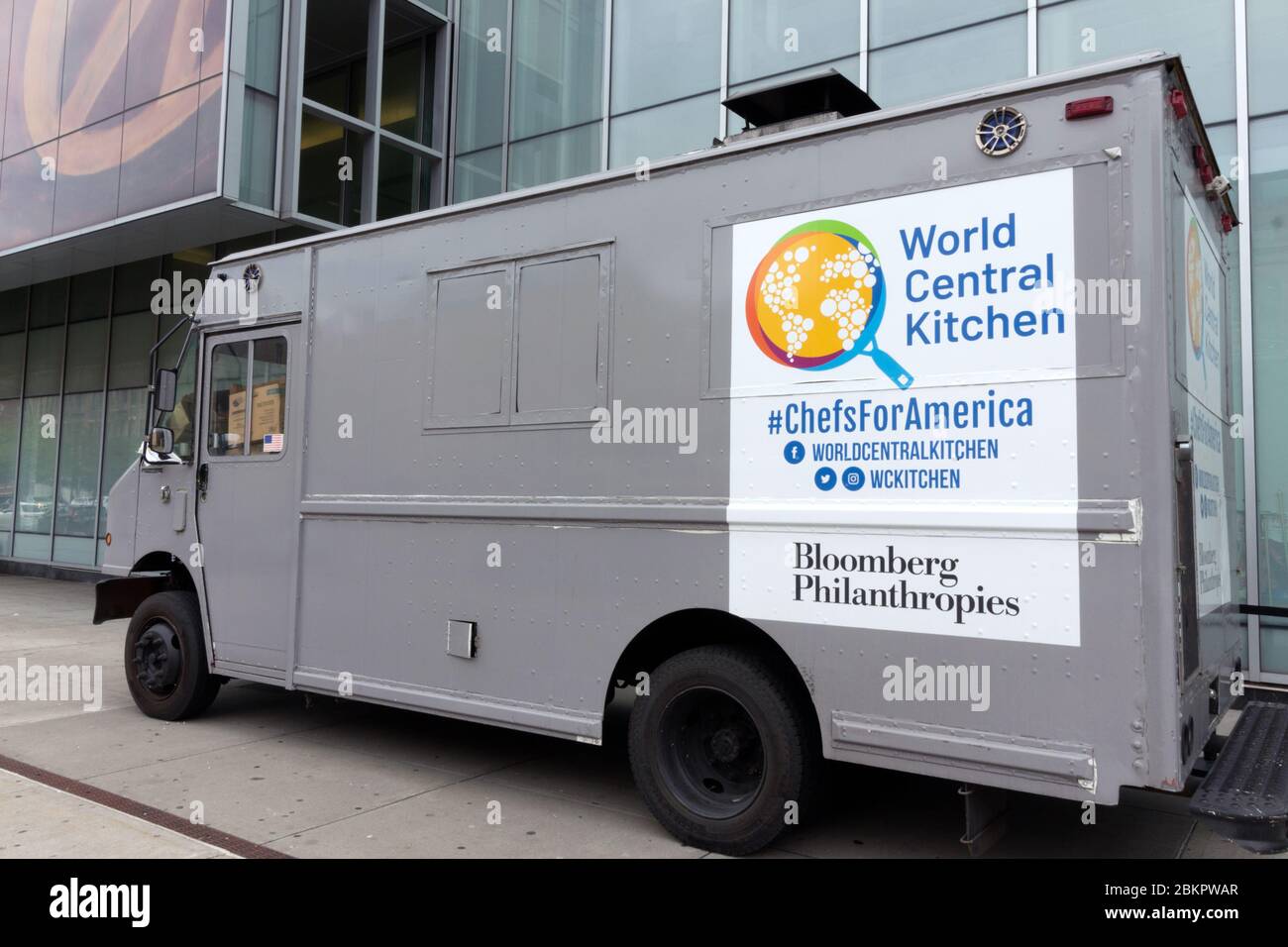 World Central Kitchen van, une organisation caritative qui fournit des repas aux personnes touchées par des catastrophes naturelles, devant l'hôpital Harlem. Les philanthropes de Bloomberg Banque D'Images