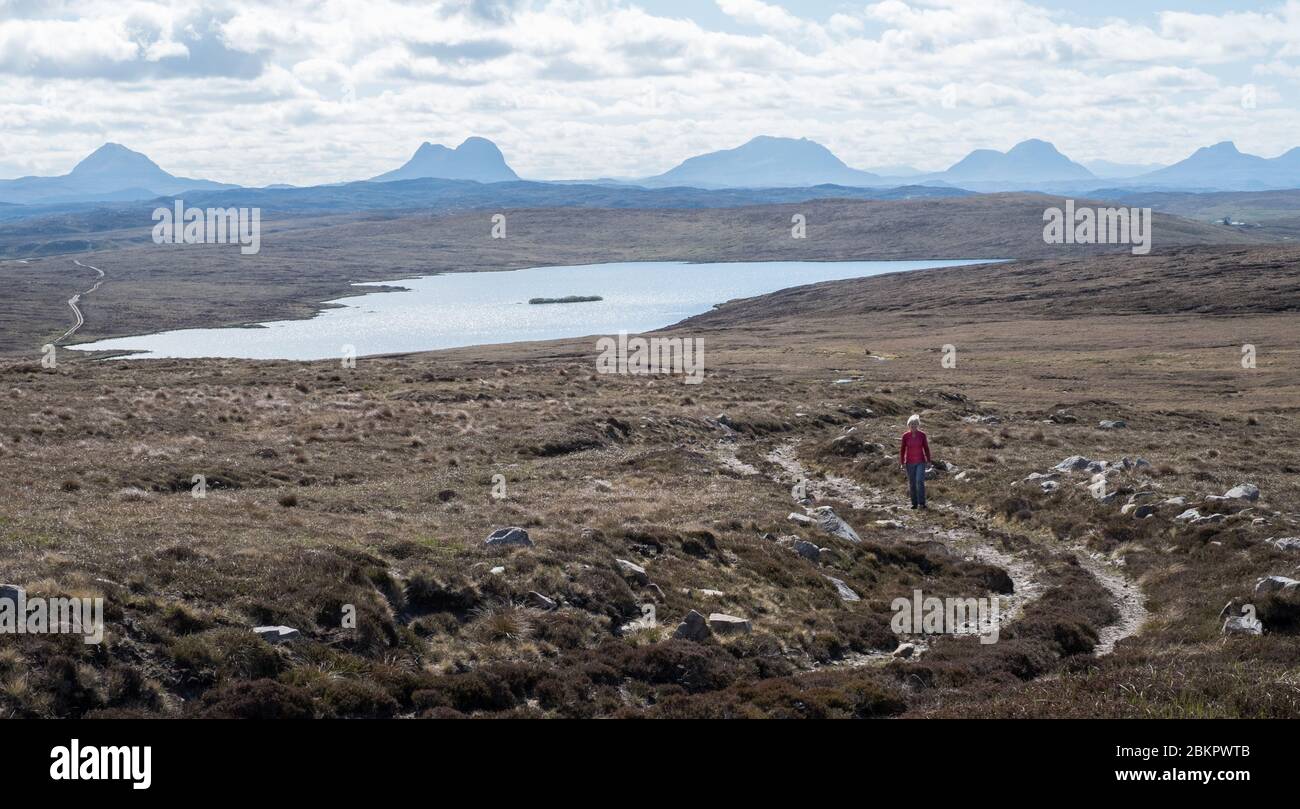 Les sommets de montagne lointains et le Loch cul Froioch vus du point de Stoer à Sutherland, en Écosse Banque D'Images