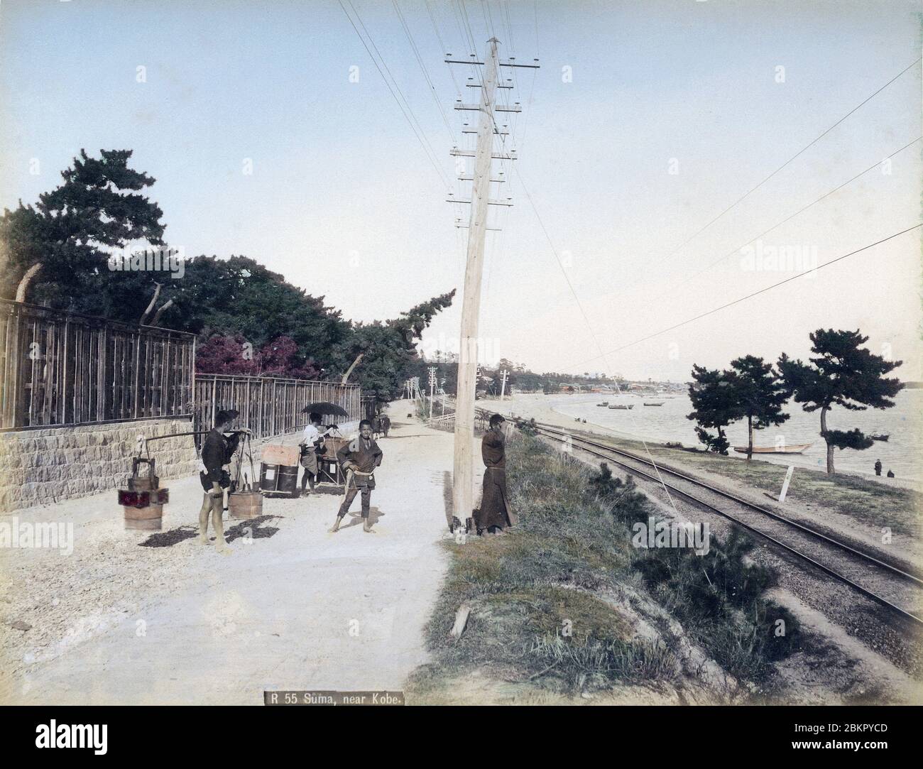 [ 1890 Japon - Côte japonaise près de Kobe ] — Suma, près de Kobe.l'ancienne route Saigoku Kaido (旧西国街道, maintenant la route nationale n° 2) et la ligne Hyogo-Himeji de la compagnie de chemin de fer Sanyo (私設山陽鉄道) le long de la côte de Suma (須磨の海岸) à proximité de Kobe, préfecture de Hyogo. La ligne de chemin de fer a été ouverte en décembre 1888 (Meiji 21), donc cette image date probablement des années 1890. photographie d'albumine vintage du xixe siècle. Banque D'Images