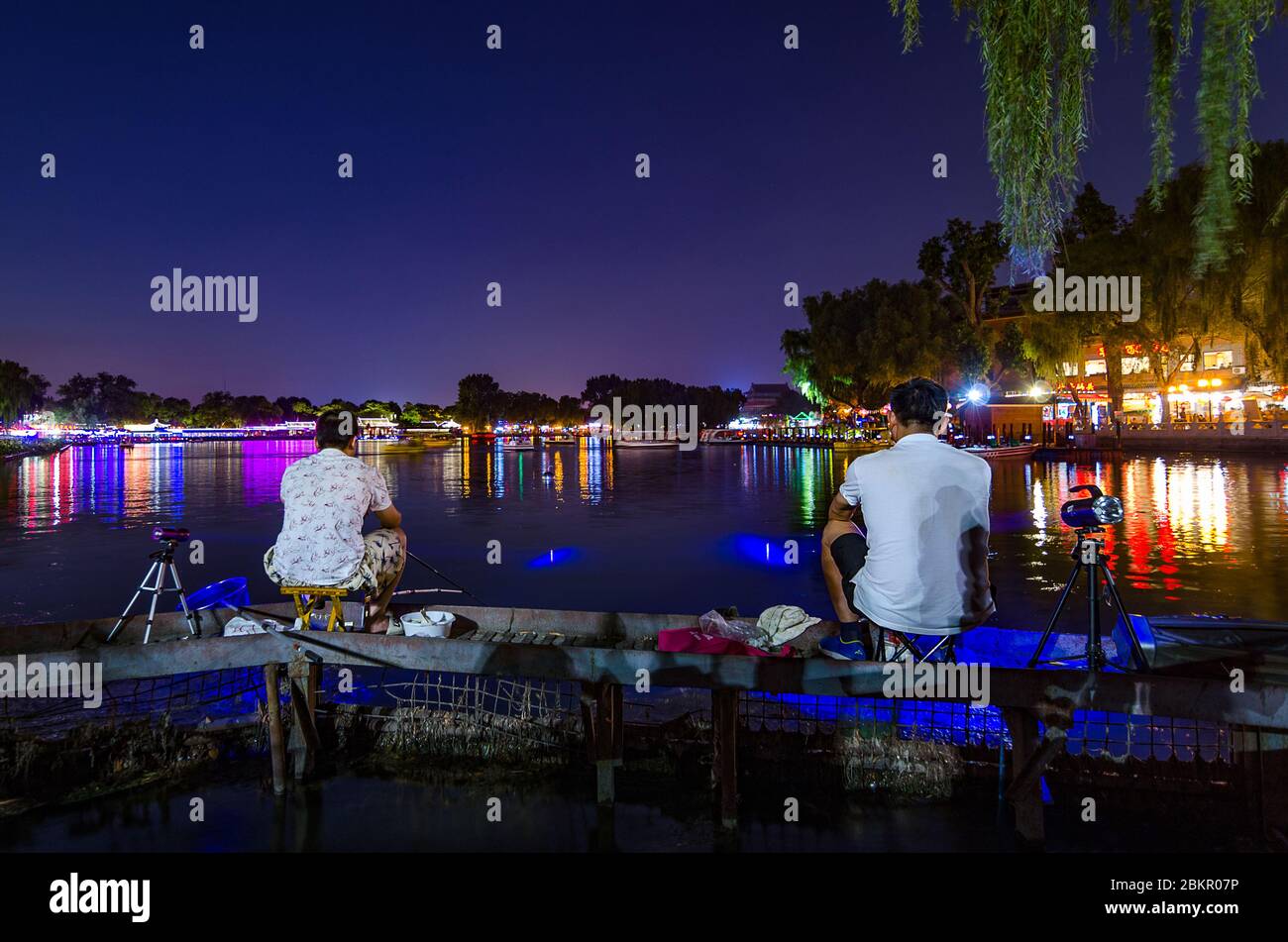 Pékin / Chine - 2 juillet 2016 : deux pêcheurs de nuit pêchant au lac Shichahai, dans le centre de Pékin, en Chine Banque D'Images