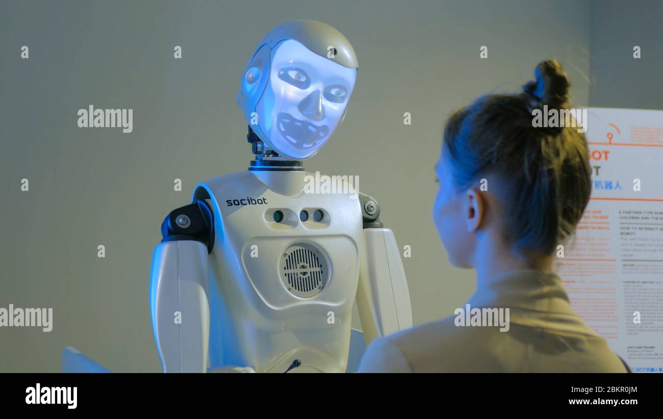 MOSCOU, RUSSIE - 30 juillet 2018 : Robostation - future exposition. Robot humanoïde drôle avec le visage d'affichage parlant avec la femme et changeant de visages à Banque D'Images