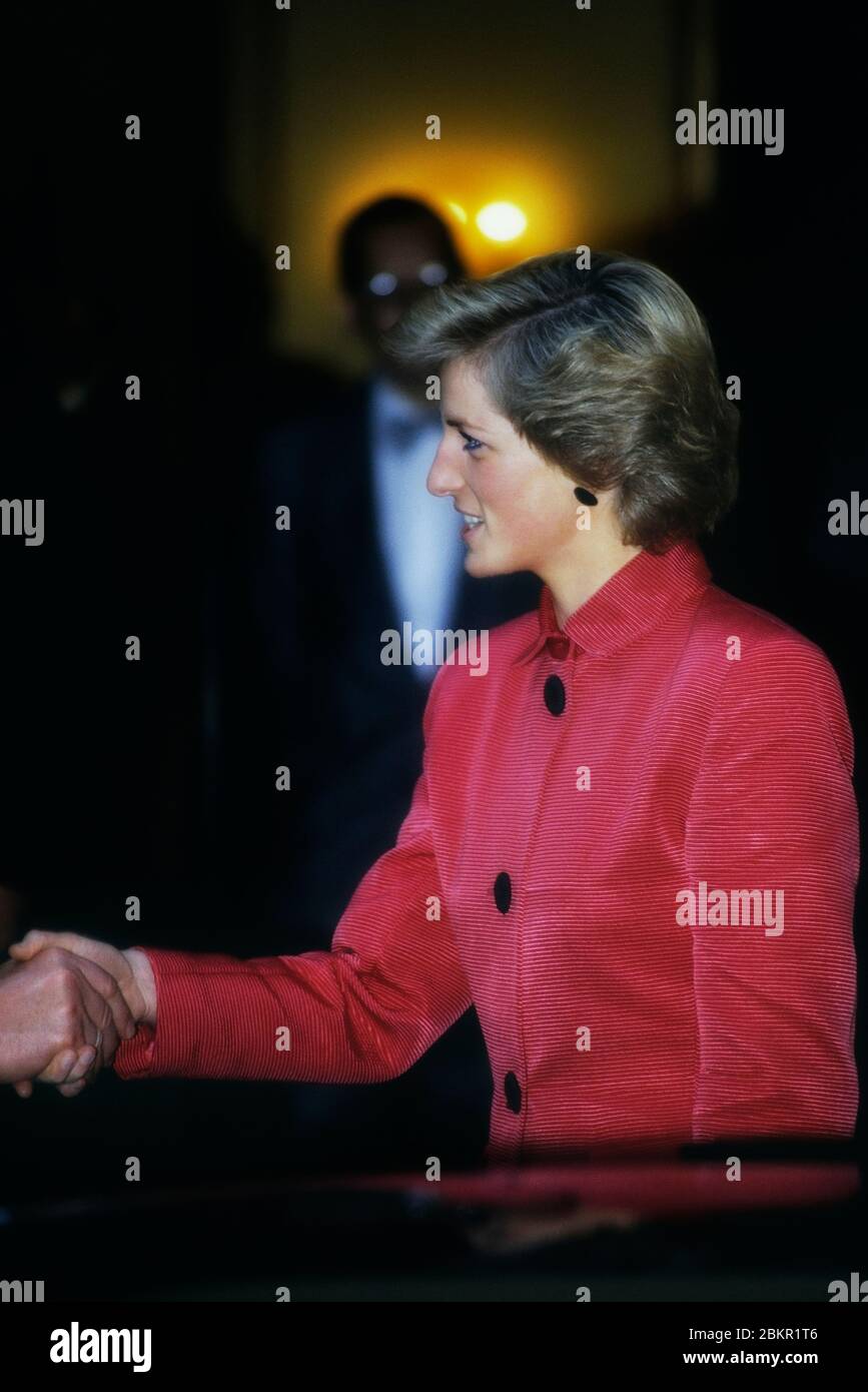Diana Princess of Wales portant un manteau de veste en velours côtelé rouge rose, Angleterre, Royaume-Uni. 1989 Banque D'Images