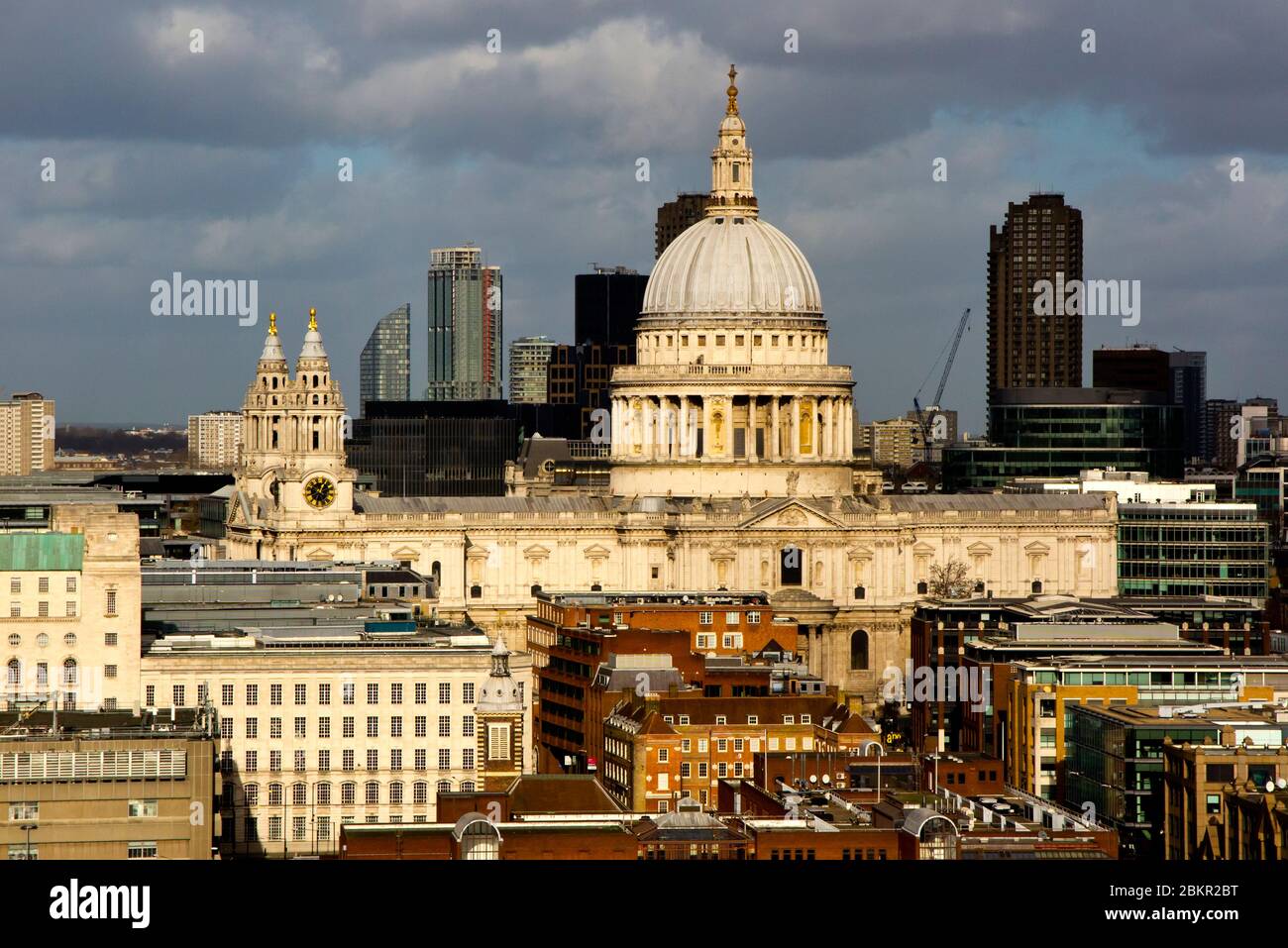 Vue sur la cathédrale St Paul dans la ville de Londres Angleterre Royaume-Uni conçu par Sir Christopher Wren à la fin du XVIIe siècle dans le style baroque anglais. Banque D'Images